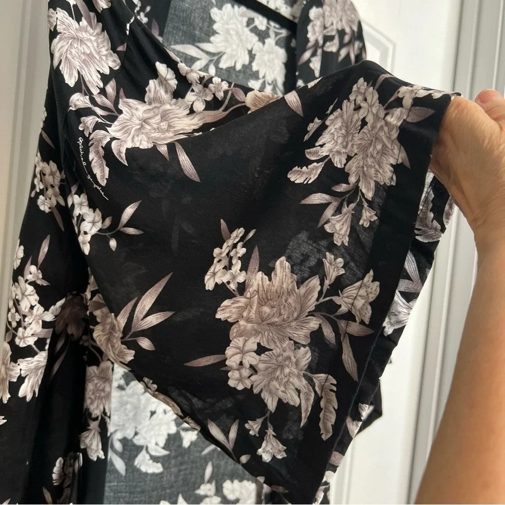 Spiritual Gangster Black & Gray Floral Print Tie Front Kimono. One‎ Size.